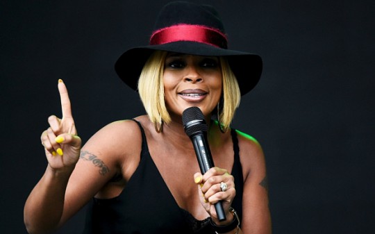 Singer Mary J. Blige performs on the Pyramid stage at Worthy Farm in Somerset during the Glastonbury Festival in Britain, June 26, 2015.  REUTERS/Dylan Martinez